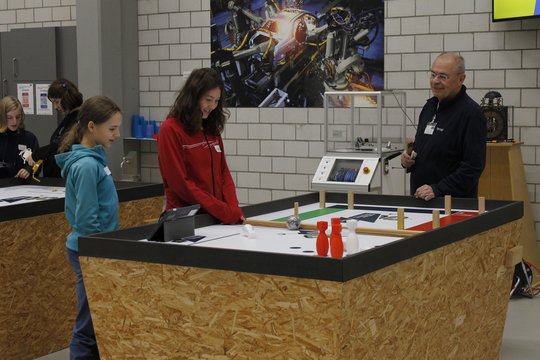 Gli studenti imparano in un moderno ambiente di laboratorio