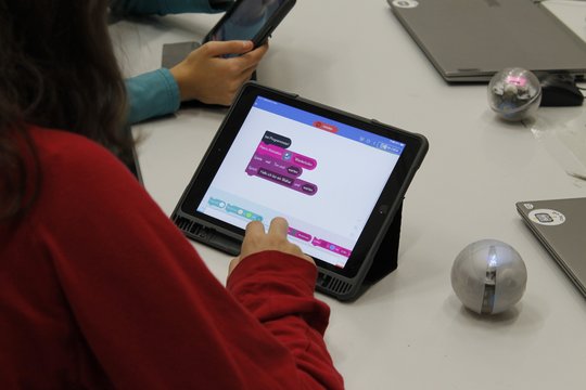 Apprendimento interattivo: l'alunno usa un'app educativa